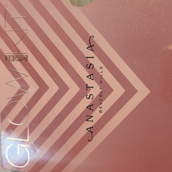 Anastasia Beverly Hills Glow Kit - Picture 2 of 6